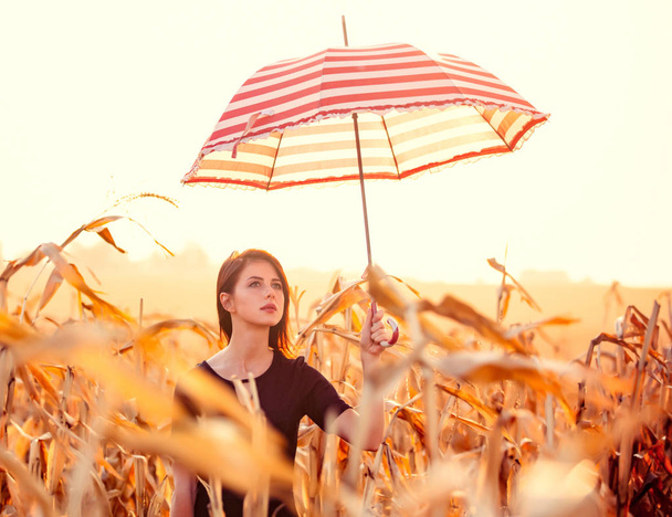mujer joven con paraguas - Foto, imagen