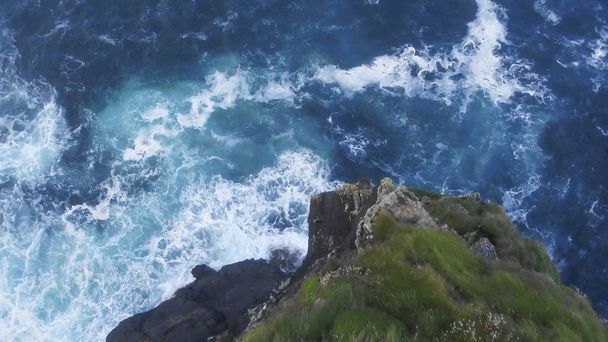 Αεροφωτογραφία πάνω από ένα γκρεμό στη δυτική ακτή της Ιρλανδίας - Φωτογραφία, εικόνα