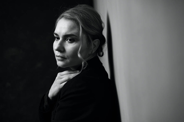 Retrato en blanco y negro de una hermosa mujer - Foto, Imagen