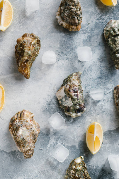 新鮮な牡蠣、アイス キューブ、レモン部分のテクスチャ卓上観トップ - 写真・画像