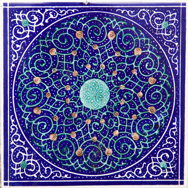 Vista en coloridos azulejos de cerámica decorativos tradicionales iraníes
 - Foto, imagen
