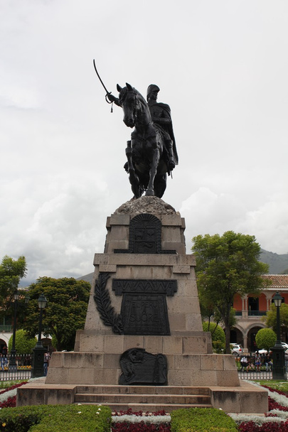 Monument en l'honneur du Général Sucre
 - Photo, image