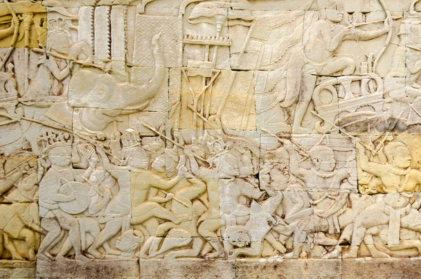 Una scena narrativa su larga scala da una delle gallerie del tempio Bayon ad Angkor Thom che mostra un esercito Khmer in marcia
 - Foto, immagini