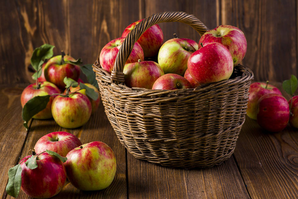 стиглі червоні яблука в кошику
 - Фото, зображення