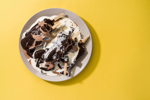 растаявшее мороженое в тарелке
 - Фото, изображение