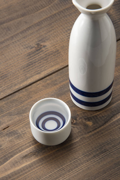 Sabor a delicioso sake japonés en Japón
. - Foto, imagen