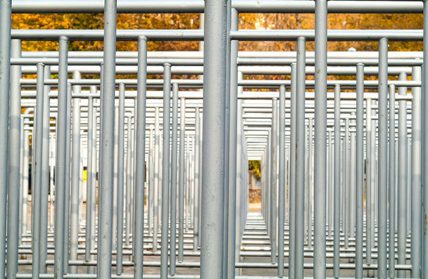 geometrische achtergrond van stalen tourniquets voor Zilverkleur, close-up, kopiëren van ruimte - Foto, afbeelding
