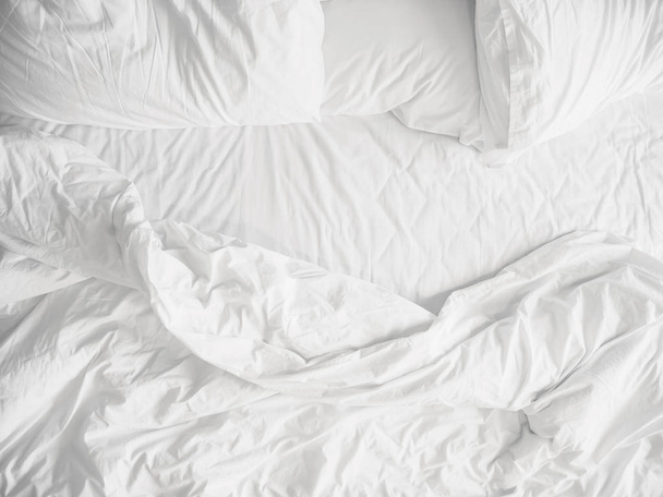 Felülnézet vetetlen ágynemű lapok és párna, vetetlen rendetlen szoba után kényelmes alvás koncepció - Fotó, kép