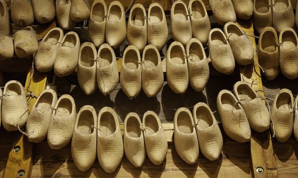Holland fapumpák, cipőkészítés részletek, hagyomány Hollandia - Fotó, kép