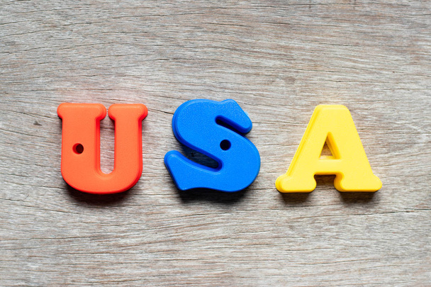 Цвет буквы алфавита в слове США (Соединенные Штаты Америки) на деревянном фоне
 - Фото, изображение
