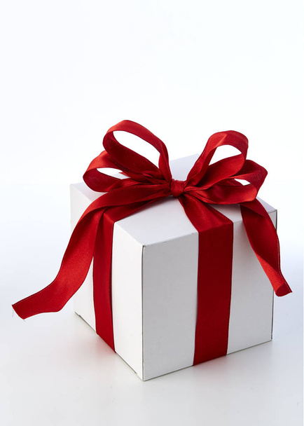 Kırmızı yay hediye kutusu ile beyaz ışık tasarımı, tatil, yeni yıl, Noel kavramı ile alan - Fotoğraf, Görsel