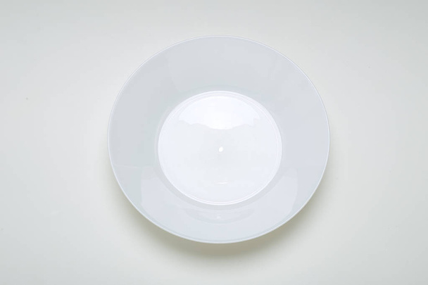 άδειο λευκό μπολ σε λευκό φόντο - Φωτογραφία, εικόνα