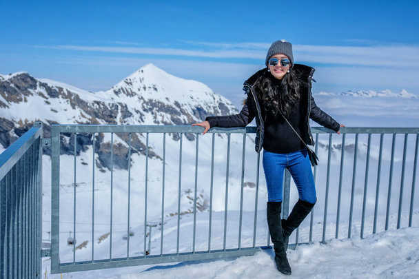 Młoda kobieta turystycznych o Schilthorn w Szwajcarii ze wspaniałym widokiem panoramicznym szwajcarski panoramę.  - Zdjęcie, obraz