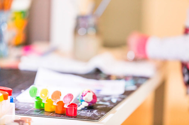 ποικιλία από πολύχρωμα χρώματα για την κατάρτιση στο γραφείο με θολή φόντο - Φωτογραφία, εικόνα