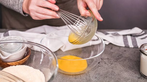 mélanger les ingrédients ensemble dans un bol à mélanger en verre pour des muffins épicés au pain de maïs jalapeno, plat
 - Photo, image