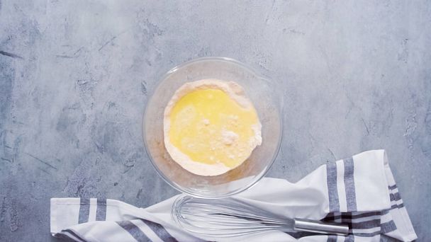 misturando ingredientes juntos em tigela de mistura de vidro para muffins de milho jalapeno picante, flat lay
 - Foto, Imagem