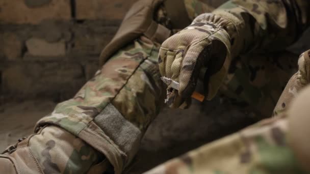 Papieros w drżenie rąk żołnierzy Armii Krajowej - Materiał filmowy, wideo