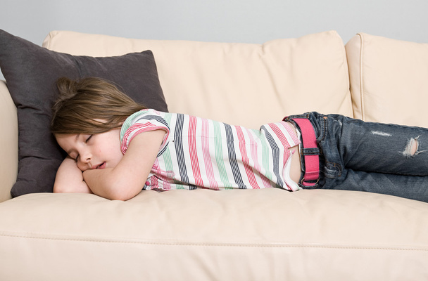 Bambino dorme su un divano in pelle
 - Foto, immagini