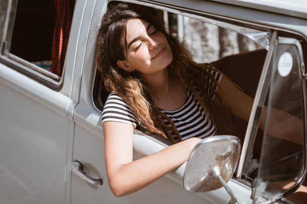 young woman enjoy sunshine on road trip - Фото, зображення