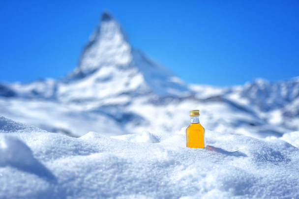 Zimní sezóna whisky v zasněžených horách Zermatt ve Švýcarsku - Fotografie, Obrázek