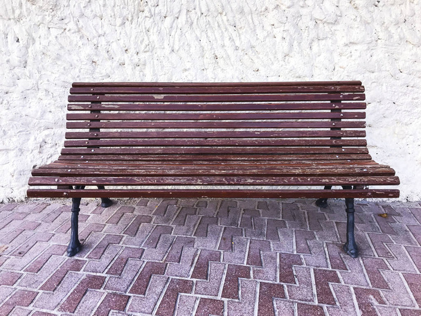 Retro dřevěná lavička na kamenné pozadí - Fotografie, Obrázek