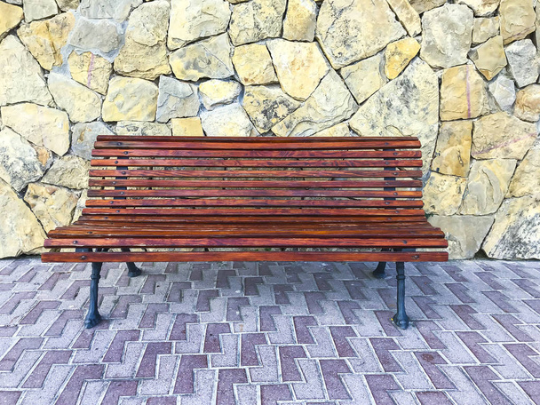 Винтажная деревянная скамейка на каменном фоне
 - Фото, изображение
