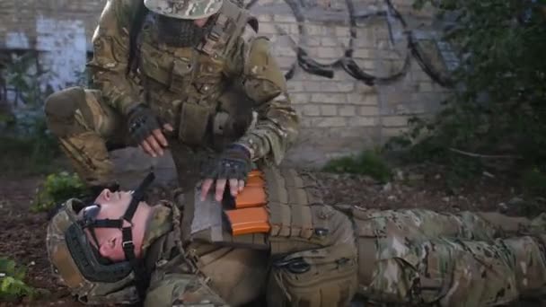 Guardabosques arrastrando a soldado caído del combate
 - Metraje, vídeo