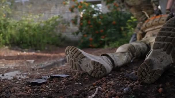 Fuzileiros navais evacuando cadáveres de soldados mortos
 - Filmagem, Vídeo