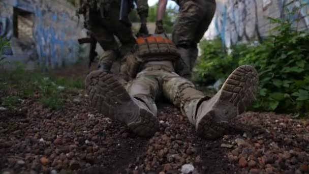 Army rangers ratowania rannych żołnierzy z walki - Materiał filmowy, wideo