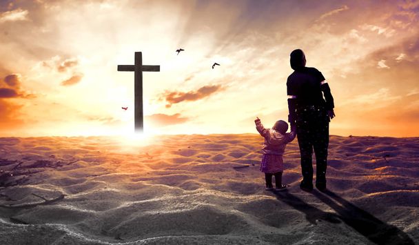 Концепция поклонения: мать с детьми перед крестом
 - Фото, изображение