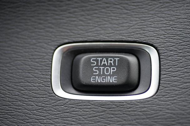 Een start-stop-knop voor het starten van een auto - Foto, afbeelding