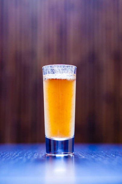 Ce cocktail appelé Tequila Pie et ses ingrédients sont la Tequila Gold, le jus d'orange et la cannelle. Lentilles de 50 mm avec ouverture 2,8 fait beau fond flou et une netteté douce
. - Photo, image
