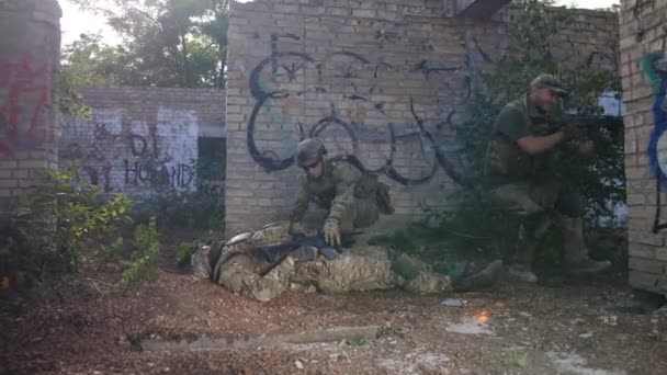 Guardabosques brindando atención médica a soldado herido
 - Imágenes, Vídeo