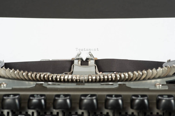 Una máquina de escribir y voluntad
 - Foto, Imagen