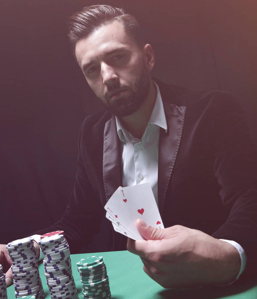 Happy poker player winning and holding a pair of aces - Foto, Imagen