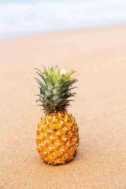 Pembe kum üzerinde ananas - Fotoğraf, Görsel