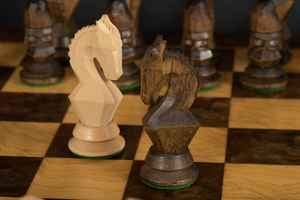 İki ata oynanan bir satranç tahtası - Fotoğraf, Görsel