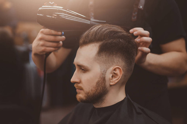 Parrucchiere lavaggio capelli cliente in negozio di barbiere
 - Foto, immagini