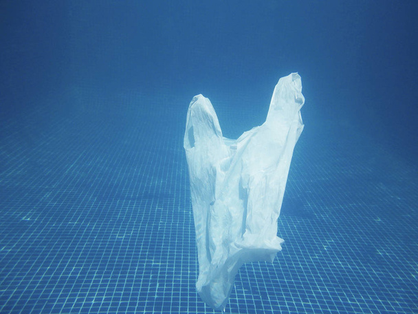 Sacchetto di plastica galleggiante in acqua. Ambientale inquinato. Riciclare spazzatura
                              - Foto, immagini