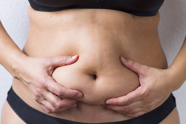 Übergewicht im Oberkörper, das gesundheitliche Probleme verursachen kann - Foto, Bild