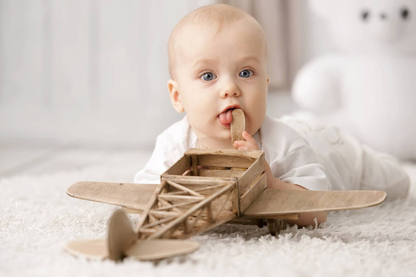 Portrait of a baby with the airplane on the carpet in my room - Foto, Bild