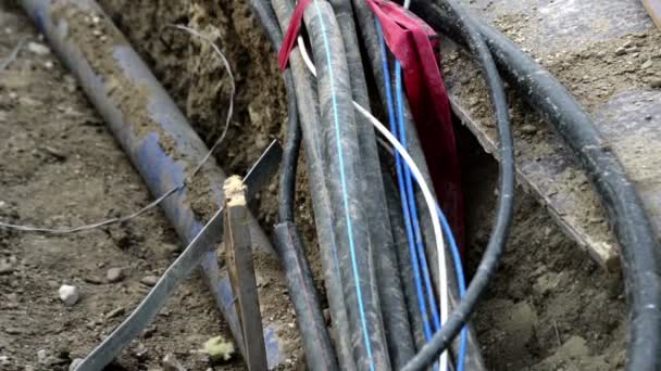 электрические кабели, установленные в земле - Кадры, видео
