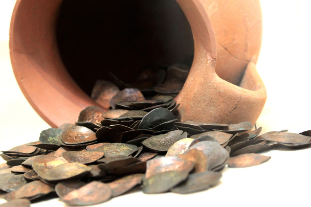 Антична амфора зі старими монетами
 - Фото, зображення