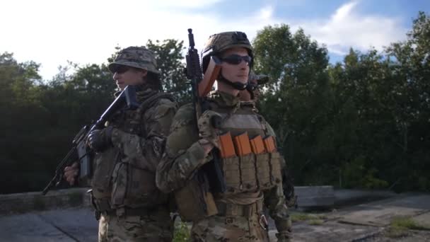 Portret z ojczyzną dzielnych obrońców w mundurze - Materiał filmowy, wideo