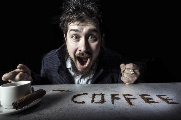 vidáman örvendezve, fekete háttér, a koncepció kávé kávé ember egy kábítószer-portré - Fotó, kép