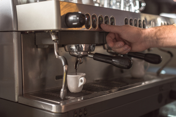 バリスタ カフェでコーヒー マシンでコーヒーを準備してのショットをトリミング - 写真・画像