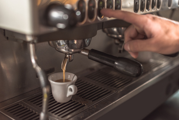 обрезанный снимок баристы, готовящей кофе с кофеваркой в ресторане
 - Фото, изображение