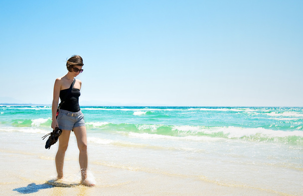 brunette που περπατά κατά μήκος της παραλίας - Φωτογραφία, εικόνα