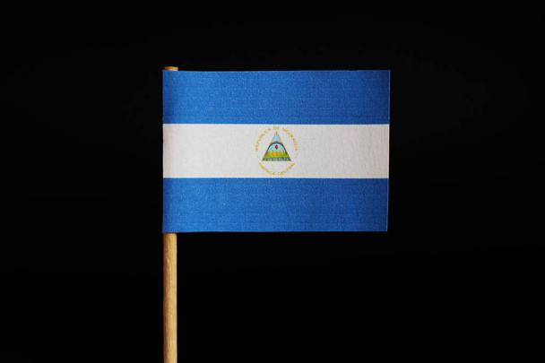 Oficiální Vlajka Nikaraguy na párátko na černém pozadí. Stát je ve střední Americe v Karibském moři. Je známý pro vlastní přirozenosti. - Fotografie, Obrázek