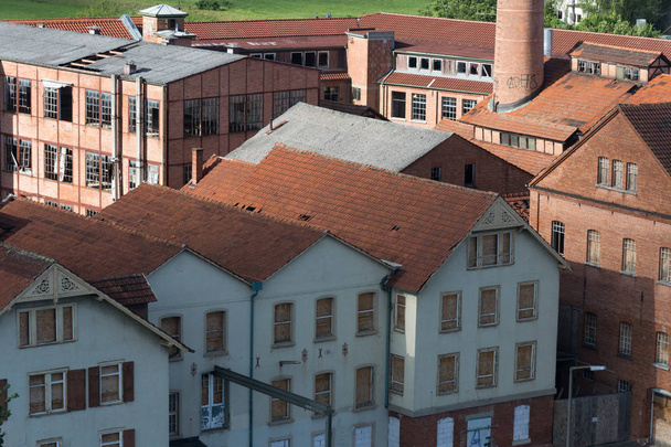 bardzo słoneczny dzień w czerwcu w południowych Niemczech, w pobliżu zabytkowego miasta są budynki murowane z obszaru byłego produkcji - Zdjęcie, obraz